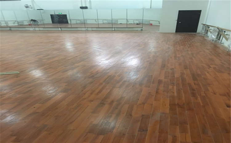 怎么安裝體育館實木運動地板踢腳線？
